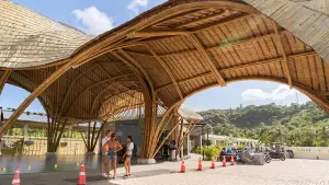 Entrance view of Manta Hall, featuring its architectural design and welcoming atmosphere for students.